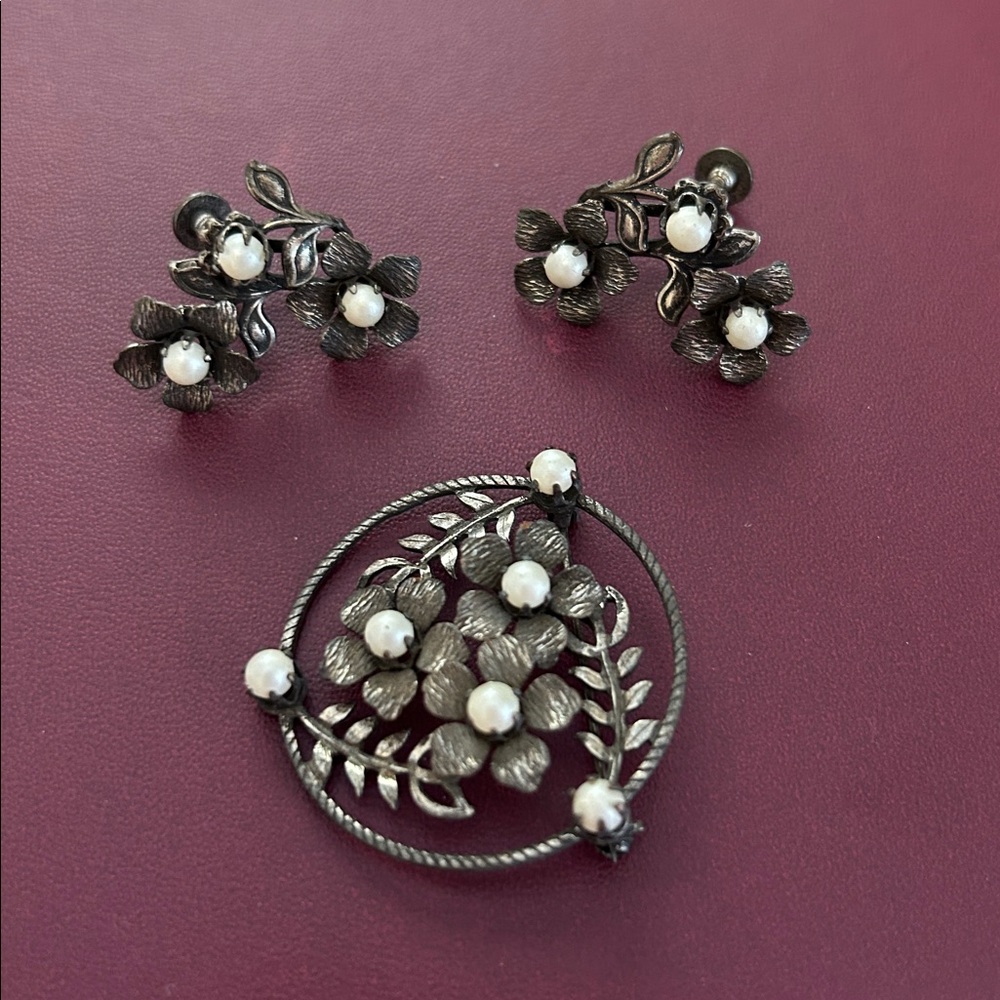 VINTAGE set Floral Brooch faux pearl Accents & matching earrings